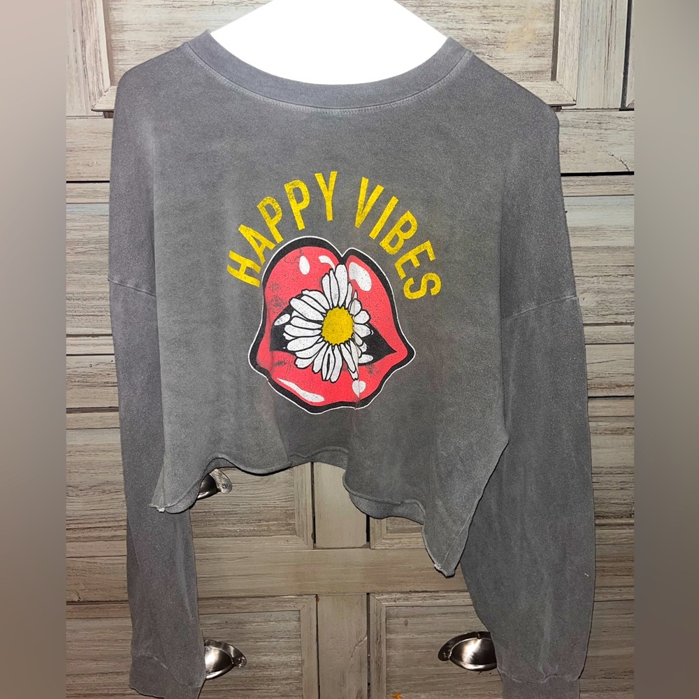 🩶Grey Tres Bien Cropped Long Sleeve “Happy Vibes” Tee.